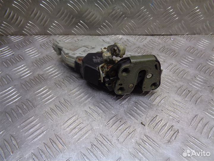 Замок двери задний левый Nissan Primera P11 1998