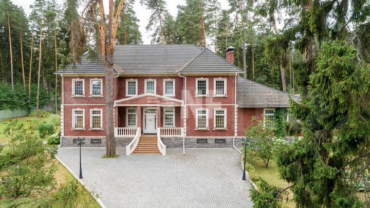 Дом 800 м² на участке 1,11 га