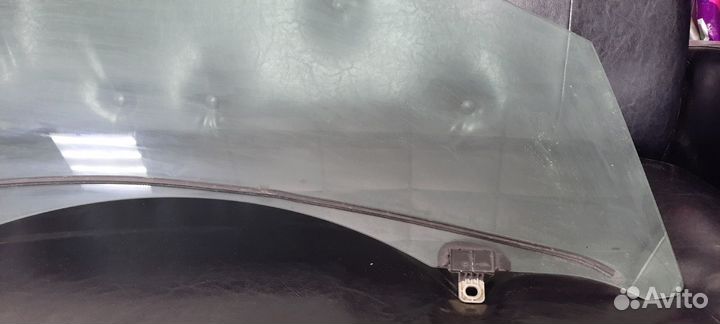 Стекло передней правой двери Рено Флюенс / Меган 3