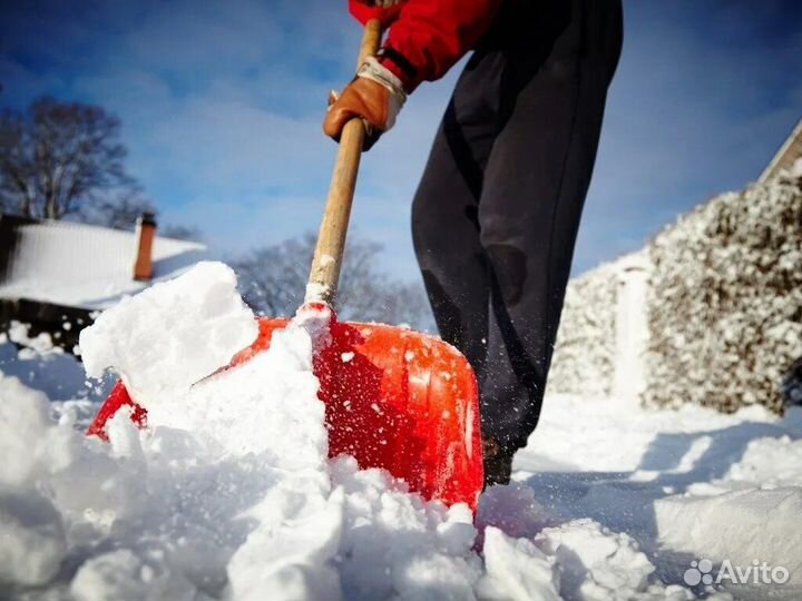 Уборка снега вручную