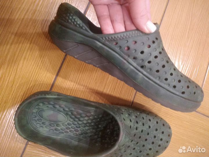 Тапочки наподобие кроксов для подростков