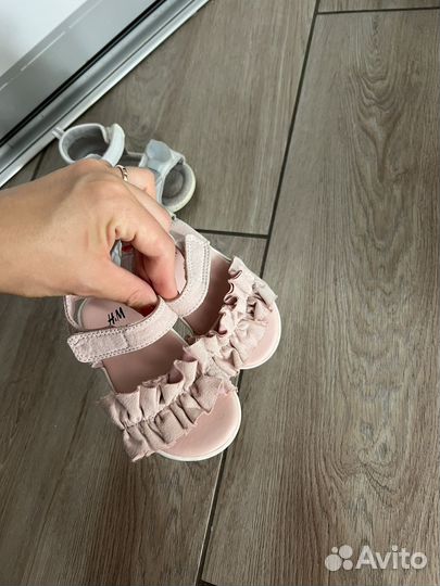 Сандалии для девочки даром