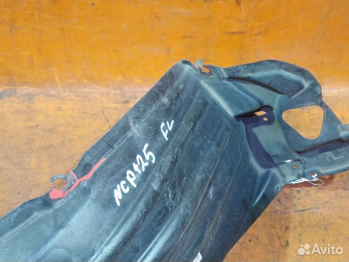 Подкрылок Toyota Ractis NCP125 передний левый