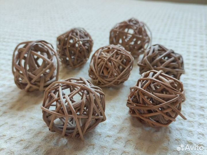 Круглое плетёное панно и клубочки