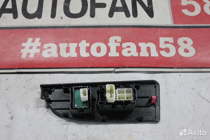 Кнопка стеклоподьемника Toyota Highlander