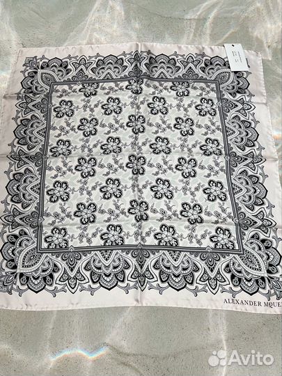 Банданы Alexander McQueen. Оригинал