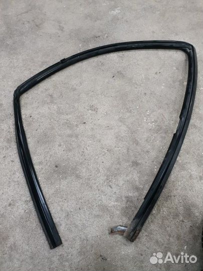 Уплотнитель стекла двери передний левый Nissan