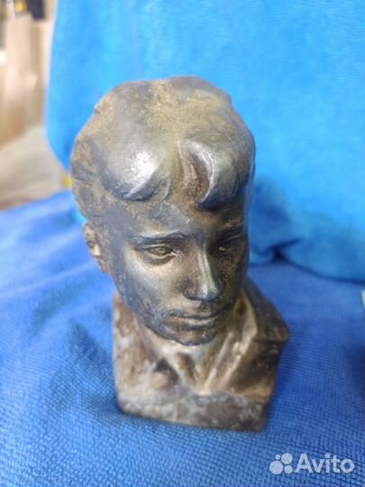 Бюст. Есенин