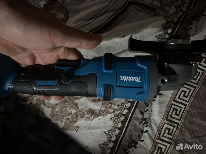 Аккумуляторная болгарка makita