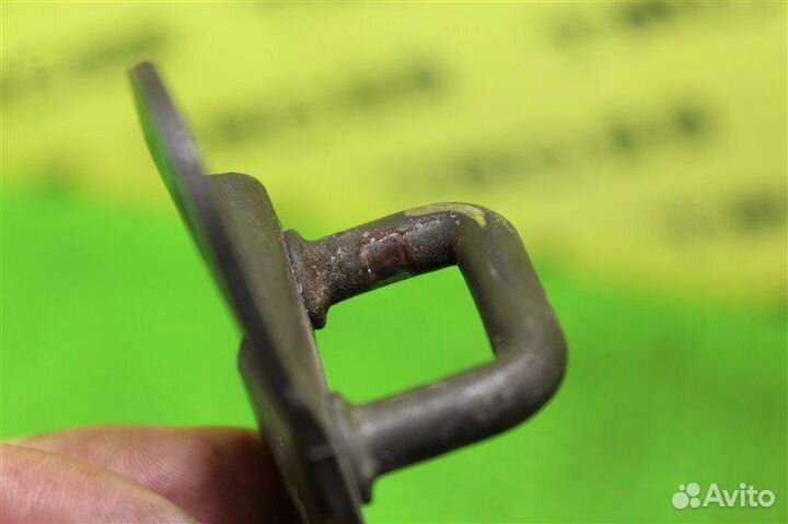 Петля замка багажника задняя Mazda Bongo SK82MN