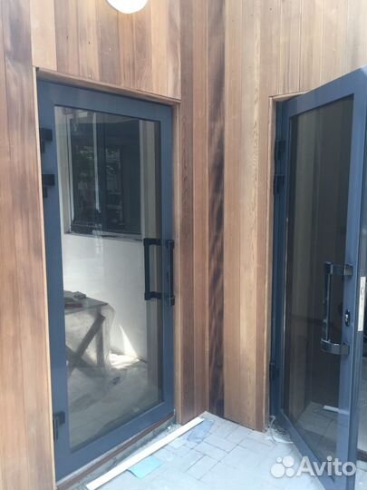 Алюминиевая дверь стекло