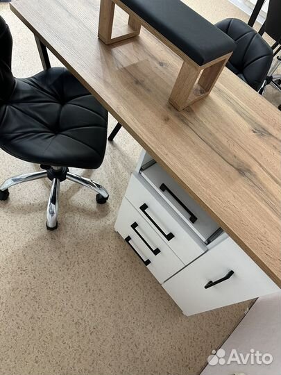 Место мастера маникюра и бровиста