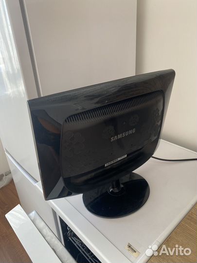 Монитор Samsung 933NW