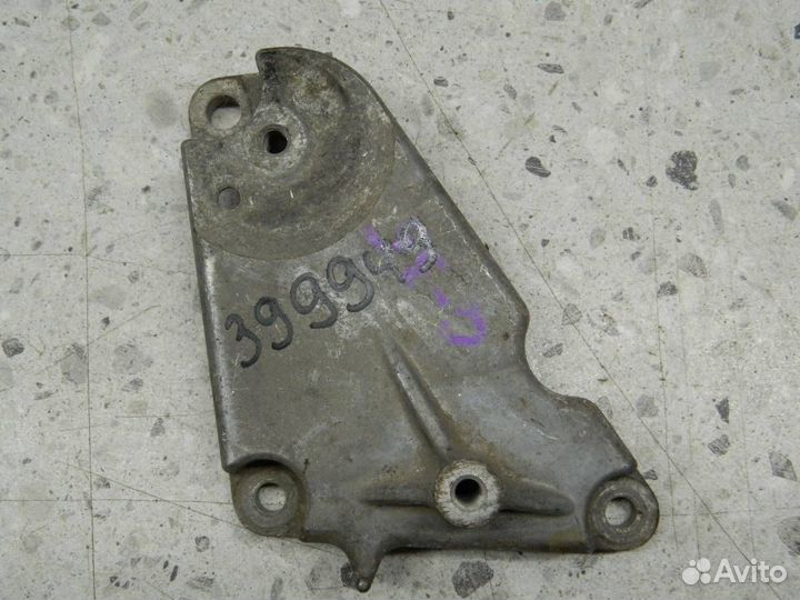 Кронштейн ролика-натяжителя руч. ремня Infiniti FX