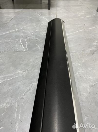 Молдинг левой передней двери Touareg