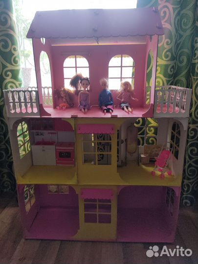 Большой кукольный домик с мебелью