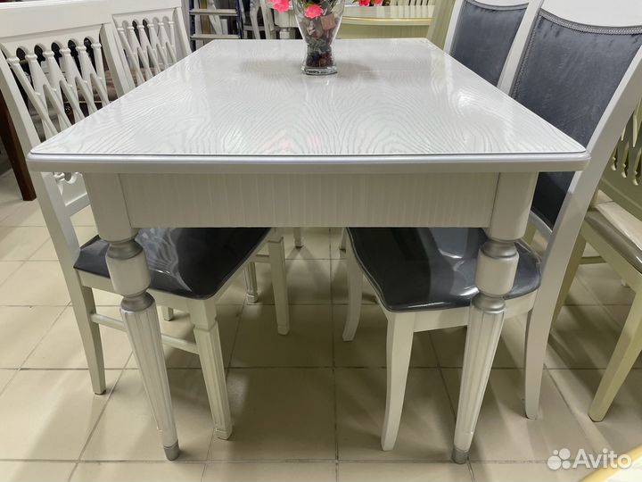 Стол обеденный белый
