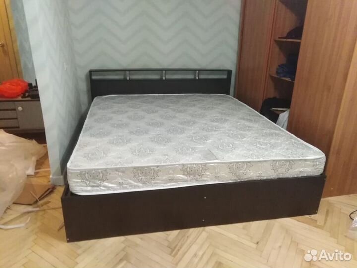 Кровать с матрасом