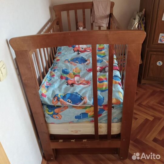 Детская кроватка с маятником и ящиком