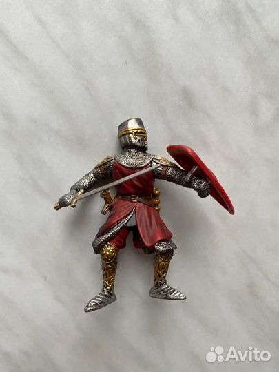Фигурка Рыцарь в доспехах с мечом