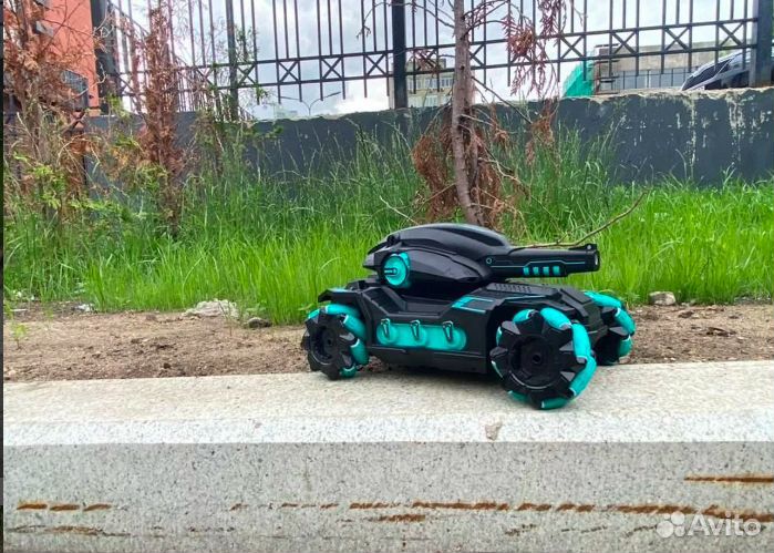 Машина - танк 2 пульта управления Дрифтит Стреляет