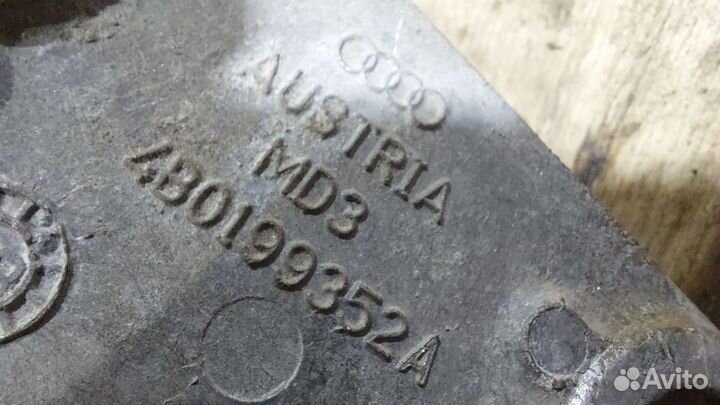 Опора двигателя правая 1.6 Passat B5