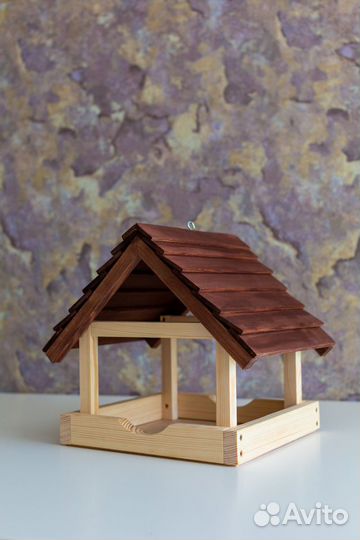 Кормушка для птиц и белок из дерева