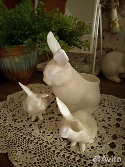 Продаю стекл. этажерку и набор зайцев (3 шт.)