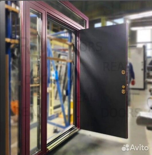 Красная стальная уличная дверь в загородный дом