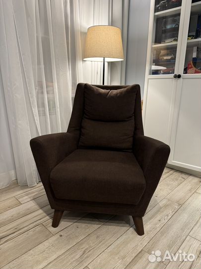 Кресло на деревянных ножках