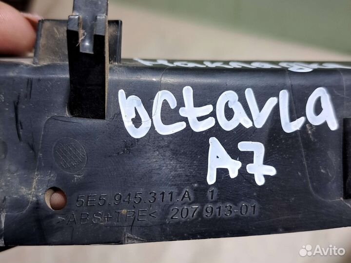 Накладка фонаря заднего левого Skoda Octavia A7