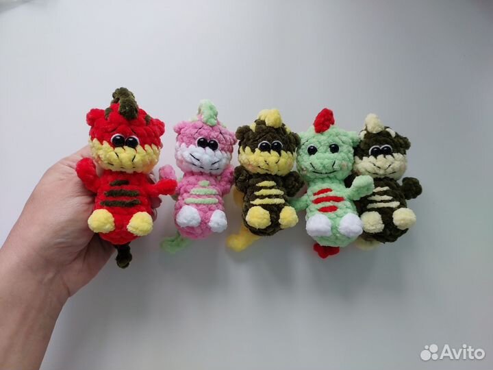 Вязаная игрушка брелок зайка