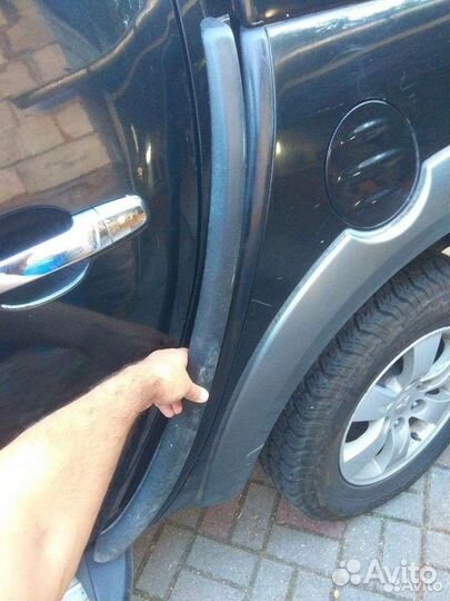 Молдинги Mitsubishi L200 MN 167916 и MN 167915