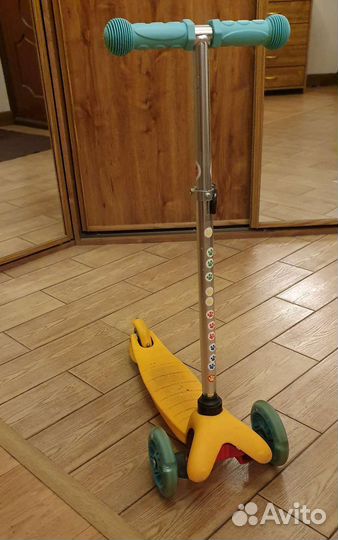 Самокат трехколесный (колеса светятся)