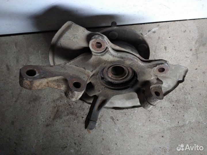 Кулак поворотный передний левый Mitsubishi Lancer