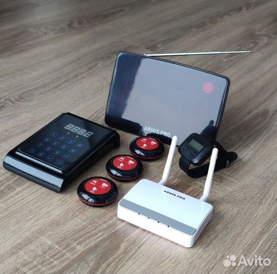 Кнопка вызова персонала, официанта, мастера и часы