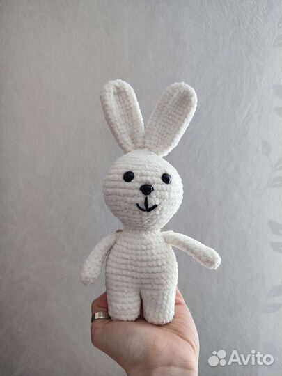 Плюшевый заяц вязаный