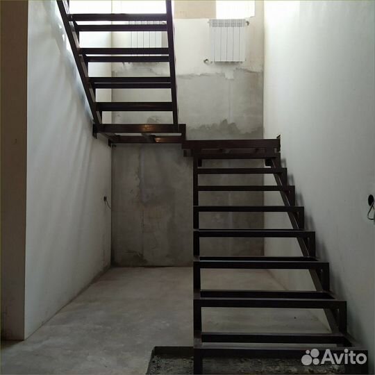 Металлическая лестница на второй этаж