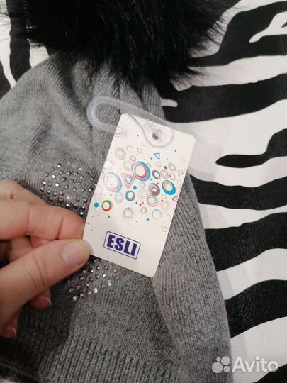 Шапка на девочку с пумпоном (новая)