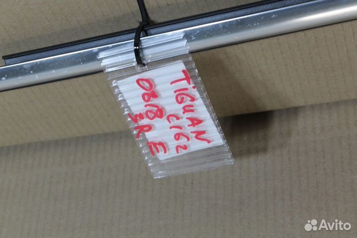 Накладка стекла заднего правого Volkswagen Tiguan