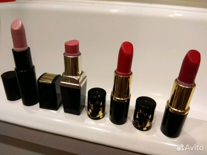 Помады: пудровая, розовая, красная; лак