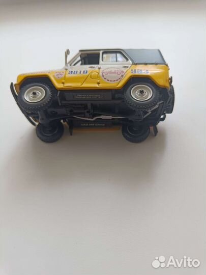 Модель автомобиля 1:43