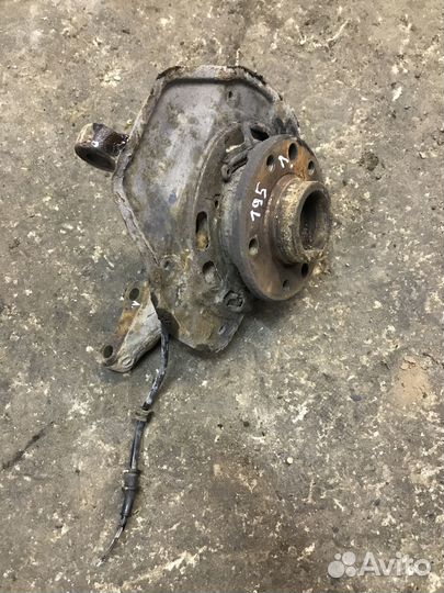 Кулак поворотный передний левый Opel Vectra B