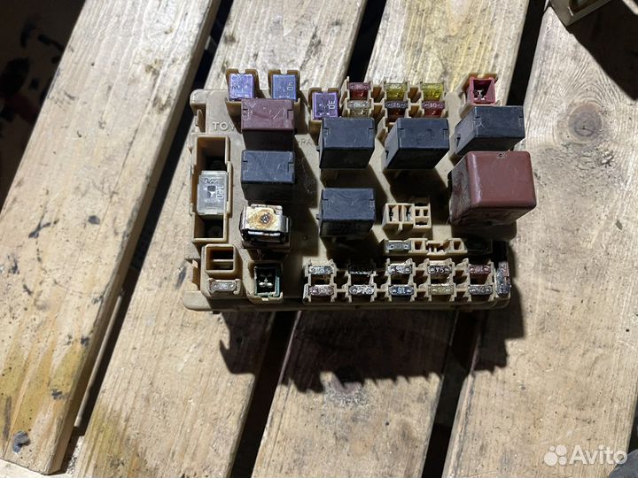 Подкапотный блок предохранителей toyota celica