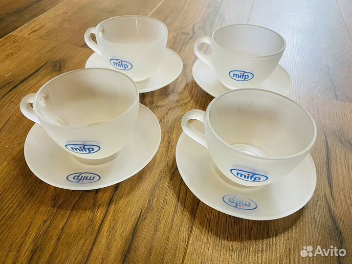 Набор чашек с блюдцами