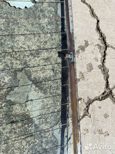 Заднее лобовое стекло