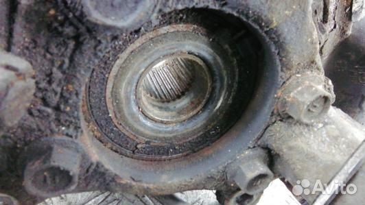 Ступица передняя левая toyota avensis T27 (83T13K9