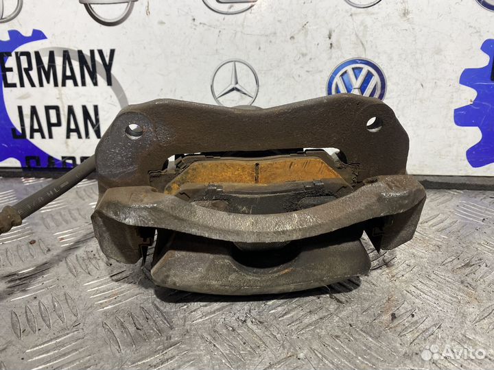 Передний левый суппорт Toyota RAV4 30