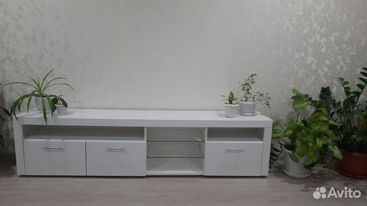 Тумба под телевизор белая
