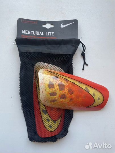 Футбольные щитки Nike